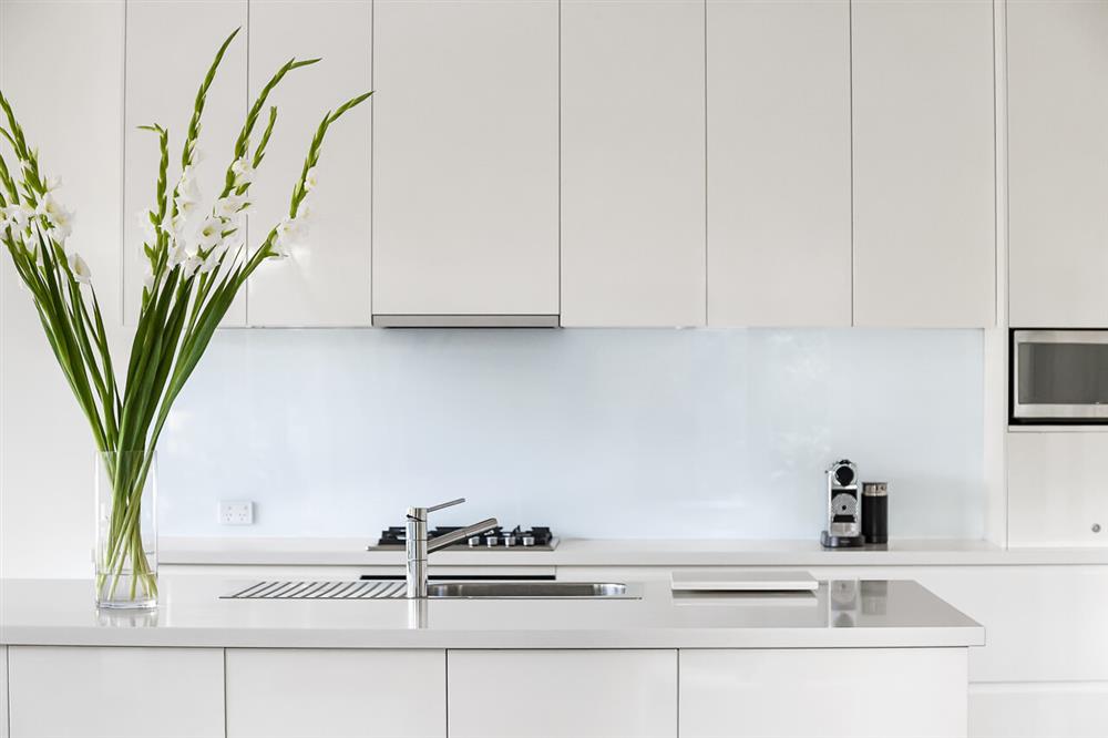 چگونه آشپزخانه کوچک را بزرگتر نشان دهیم؟